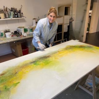 A little look back… This photo captures a moment right in the middle of the creative process, taken three years ago. At the center is the artwork coming to life – a dynamic interplay of flowing patterns, deep textures, and organic shapes that evoke the untamed power of nature.
The light in the room highlights the textures on the canvas and the absolute focus in the moment of creation. A snapshot that captures the pure joy of experimentation and the love for detail.
Then and now: Three years older, countless layers of paint richer, but still with the exact same passion in my heart. A beautiful reminder of how much one's art evolves, while at its core, you remain the same. 
——————
 Ein kleiner Rückblick… Dieses Foto fängt einen Moment mitten im kreativen Prozess ein, aufgenommen vor drei Jahren. Im Zentrum steht das entstehende Kunstwerk – ein dynamisches Zusammenspiel aus fließenden Mustern, tiefen Strukturen und organischen Formen, die an die ungezähmte Kraft der Natur erinnern.
Das Licht im Raum betont die Texturen auf der Leinwand und die absolute Fokussierung im Moment des Erschaffens. Ein Schnappschuss, der die pure Freude am Experimentieren und die Liebe zum Detail festhält.
Damals wie heute: Drei Jahre älter, unzählige Schichten Farbe reicher, aber immer noch mit derselben Leidenschaft im Herzen. Ein schöner Reminder, wie sehr sich die eigene Kunst weiterentwickelt und man selbst doch im Kern derselbe bleibt. 

#throwback #studioview #abstractart #workinprogress #abstraktekunst #atelier #farbenspiel #natur #inspiredbynature #kirstenschankweiler
