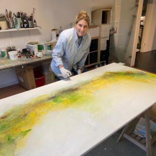 A little look back… This photo captures a moment right in the middle of the creative process, taken three years ago. At the center is the artwork coming to life – a dynamic interplay of flowing patterns, deep textures, and organic shapes that evoke the untamed power of nature.
The light in the room highlights the textures on the canvas and the absolute focus in the moment of creation. A snapshot that captures the pure joy of experimentation and the love for detail.
Then and now: Three years older, countless layers of paint richer, but still with the exact same passion in my heart. A beautiful reminder of how much one's art evolves, while at its core, you remain the same. 
——————
 Ein kleiner Rückblick… Dieses Foto fängt einen Moment mitten im kreativen Prozess ein, aufgenommen vor drei Jahren. Im Zentrum steht das entstehende Kunstwerk – ein dynamisches Zusammenspiel aus fließenden Mustern, tiefen Strukturen und organischen Formen, die an die ungezähmte Kraft der Natur erinnern.
Das Licht im Raum betont die Texturen auf der Leinwand und die absolute Fokussierung im Moment des Erschaffens. Ein Schnappschuss, der die pure Freude am Experimentieren und die Liebe zum Detail festhält.
Damals wie heute: Drei Jahre älter, unzählige Schichten Farbe reicher, aber immer noch mit derselben Leidenschaft im Herzen. Ein schöner Reminder, wie sehr sich die eigene Kunst weiterentwickelt und man selbst doch im Kern derselbe bleibt. 

#throwback #studioview #abstractart #workinprogress #abstraktekunst #atelier #farbenspiel #natur #inspiredbynature #kirstenschankweiler