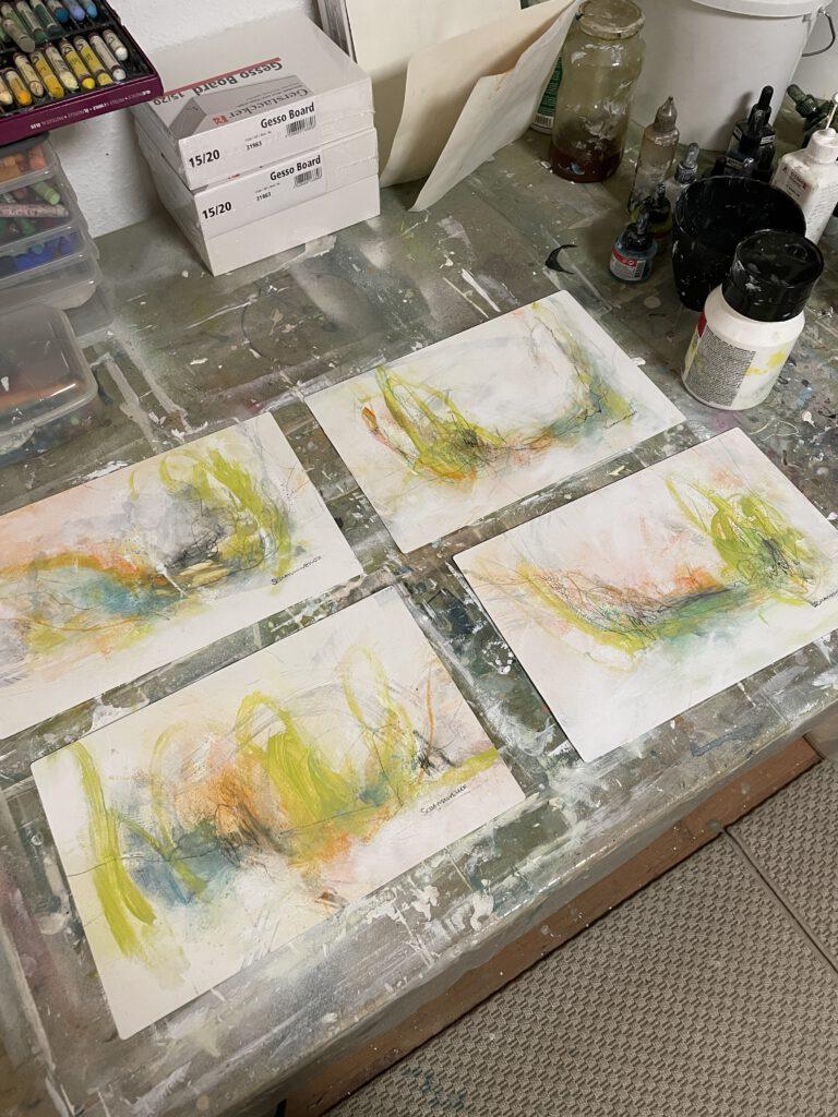 Abstrakte Arbeiten im Entstehungsprozess auf dem Ateliertisch von Kirsten Schankweiler