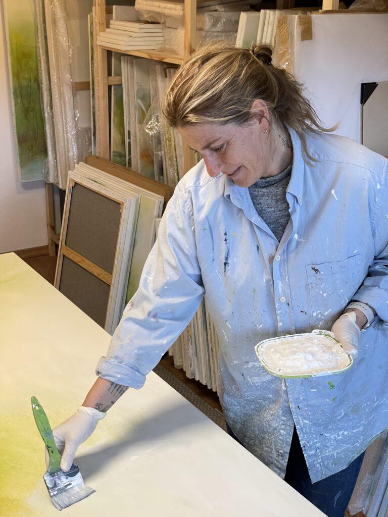 Kirsten Schankweiler beim Malen in ihrem Atelier
