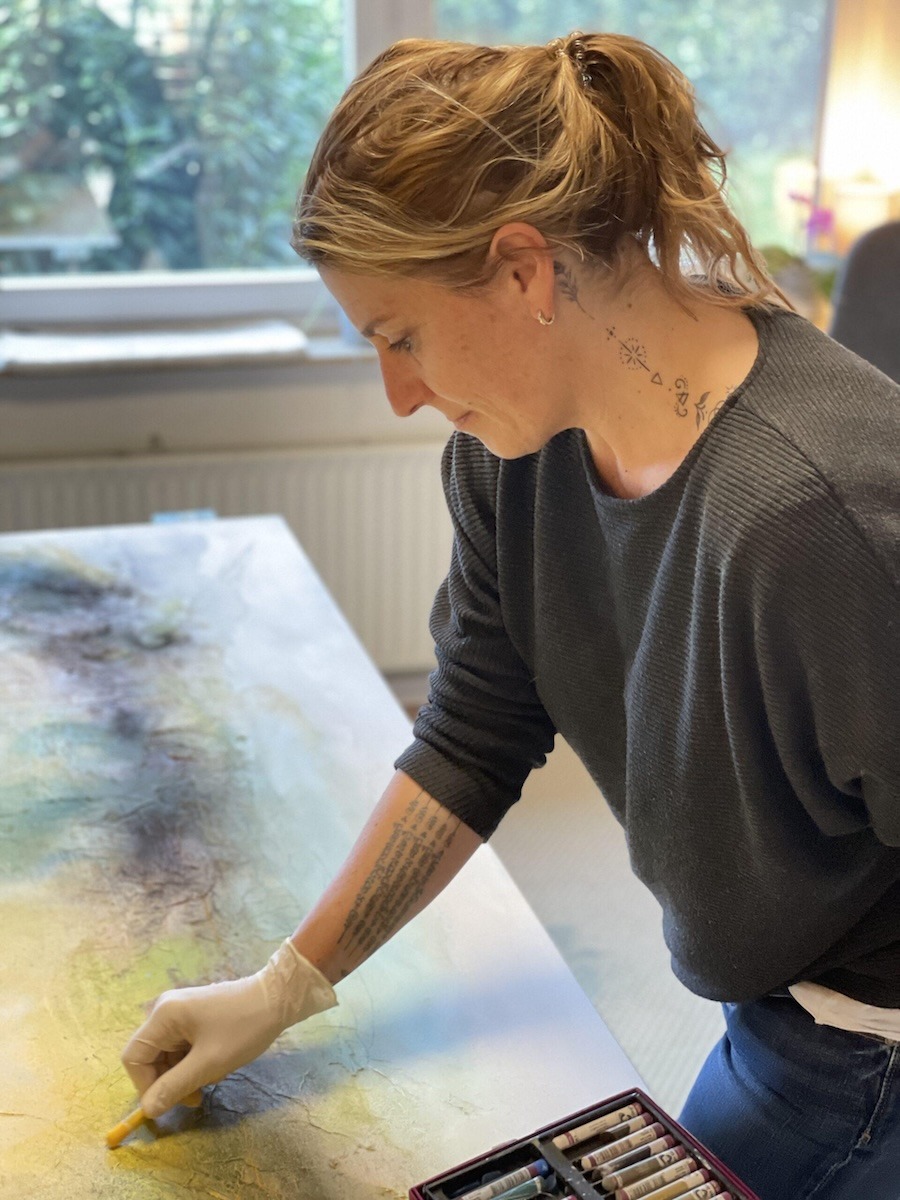 Kirsten Schankweiler beim Arbeiten im Atelier